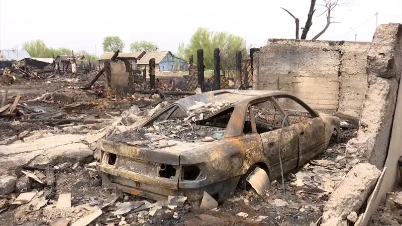 сгоревшая машина и дом, фото - Новости Zakon.kz от 11.05.2023 17:01