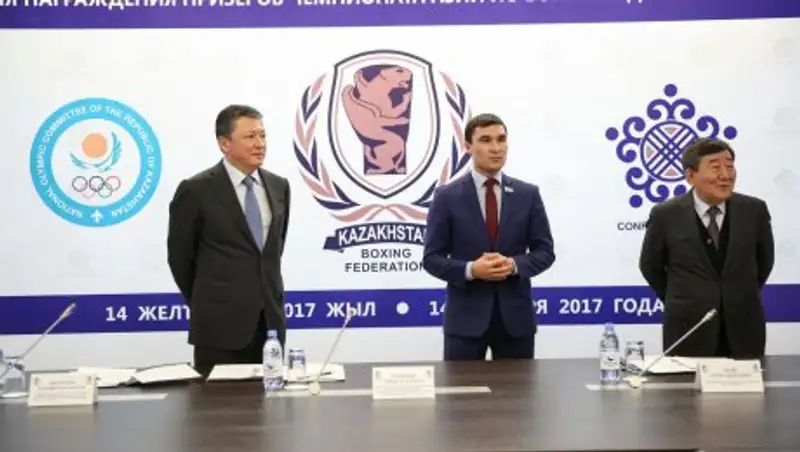 Серик Сапиев пожелал девушкам-боксёрам стать олимпийскими чемпионками