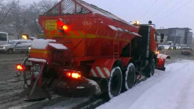 В Алматы полным ходом идет уборка снега