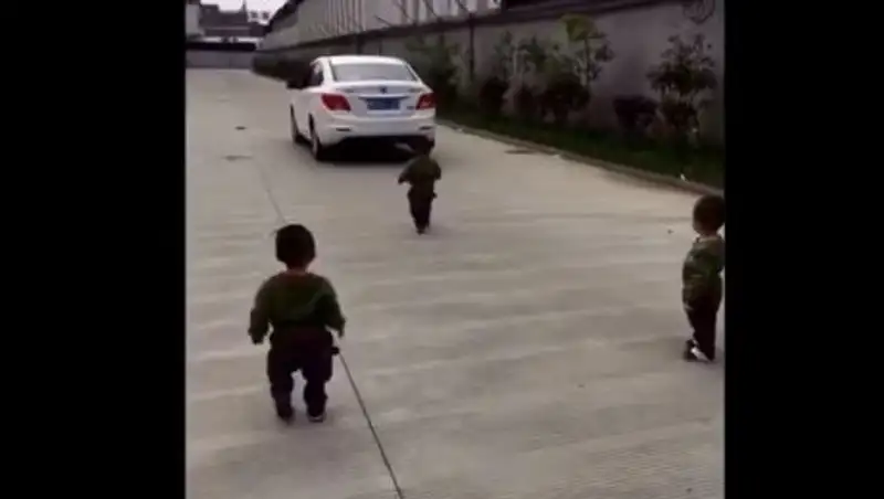 Папа, вернись! Тройняшки не вынесли разлуки с уезжающим на работу отцом