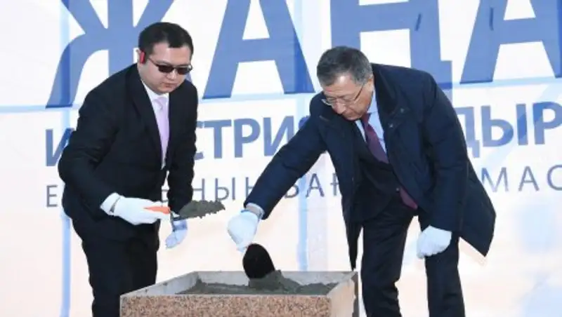 В Туркестане заложили фундамент завода по производству энергосберегающих ламп