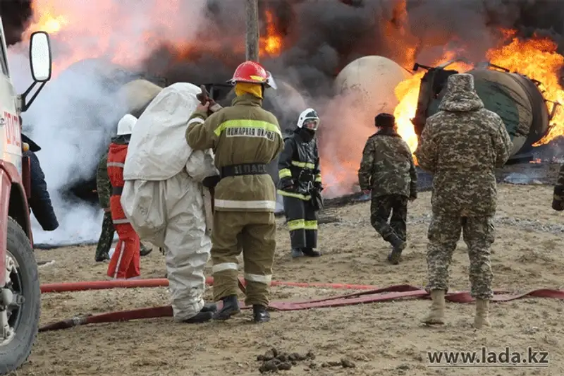 Цистерны с нефтью горят в промзоне Актау (фото), фото - Новости Zakon.kz от 16.11.2013 21:43