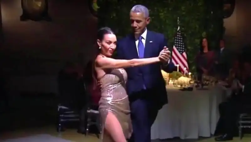 Аргентинской танцовщице было запрещено приглашать Обаму на танго