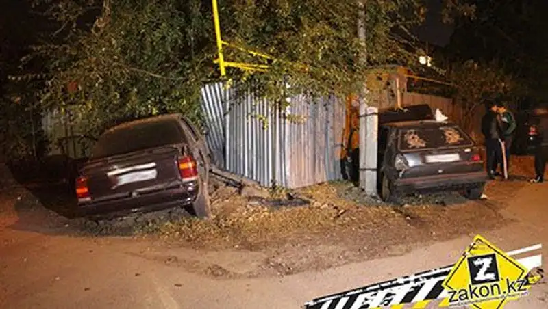 Фольксваген и Опель дважды столкнулись друг с другом и угодили в забор дома в Алматы