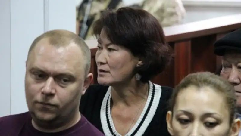 Мать погибшего в результате теракта полицейского плюнула в лицо жене Кулекбаева