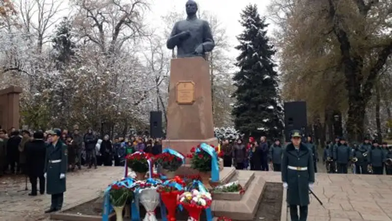 Алматинцы возложили цветы к памятнику Героя Советского Союза Ивана Панфилова