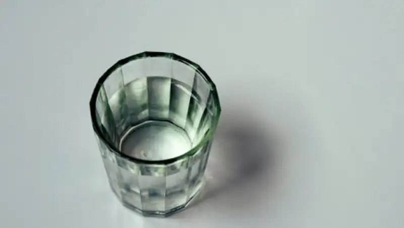 В России мать поила ребенка самогоном, чтобы он был веселее