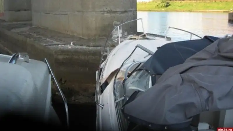 На озере в ВКО катер врезался в бетонное ограждение