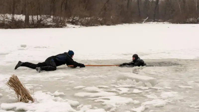 Сотрудник ДЧС и полицейский провалились под лед, спасая тонущего в Нур-Султане