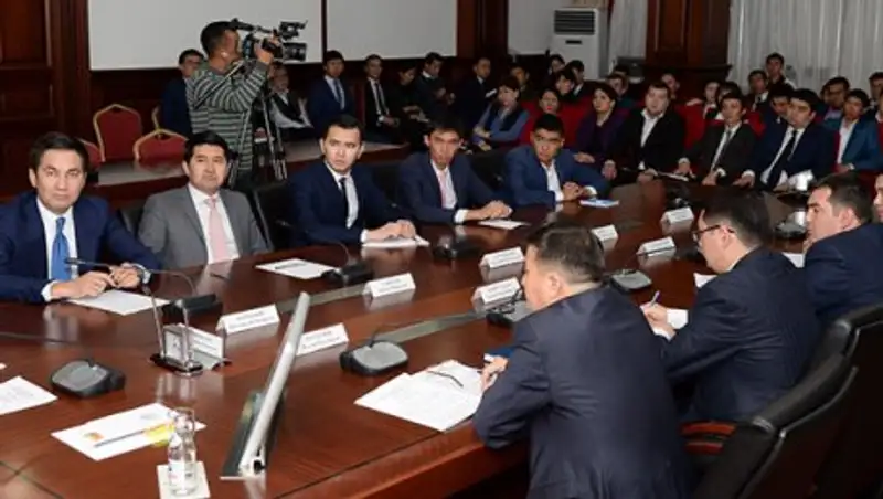 Аким Кызылординской области встретился с лидерами молодёжных организаций