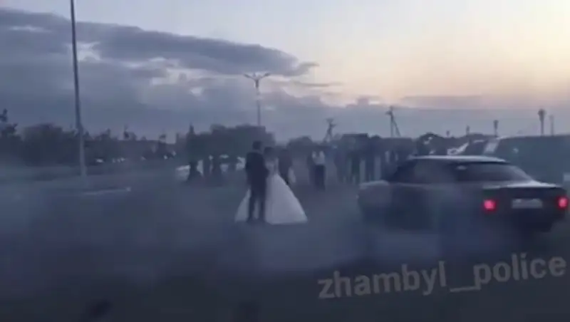 Свадебный дрифт обернулся штрафом для водителя BMW в Таразе