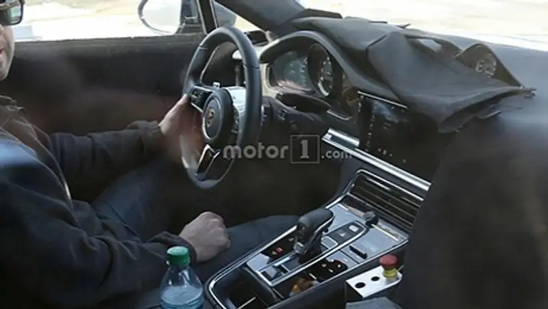 Фотошпионы засняли интерьер нового Porsche Panamera