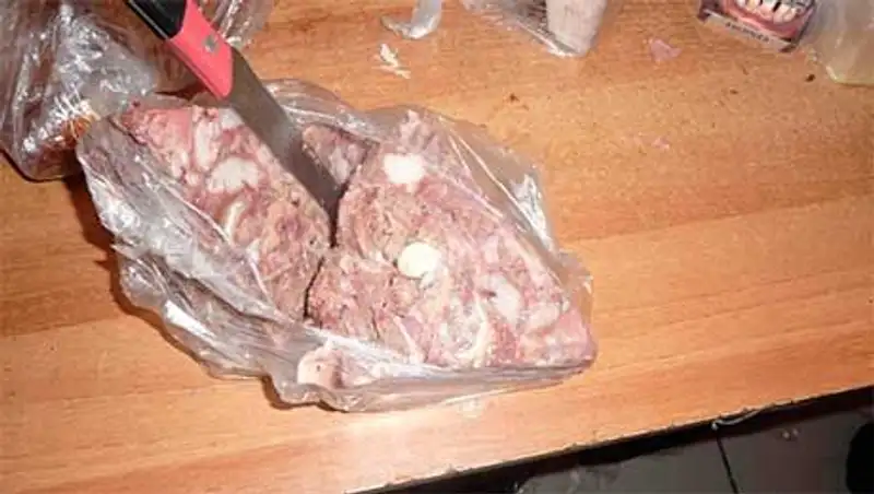 В Костанае женщина хотела передать для осужденного мясо, начиненное героином