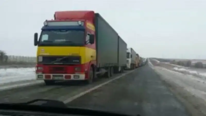 Десятки грузовых фур застряли на трассе в Актюбинской области