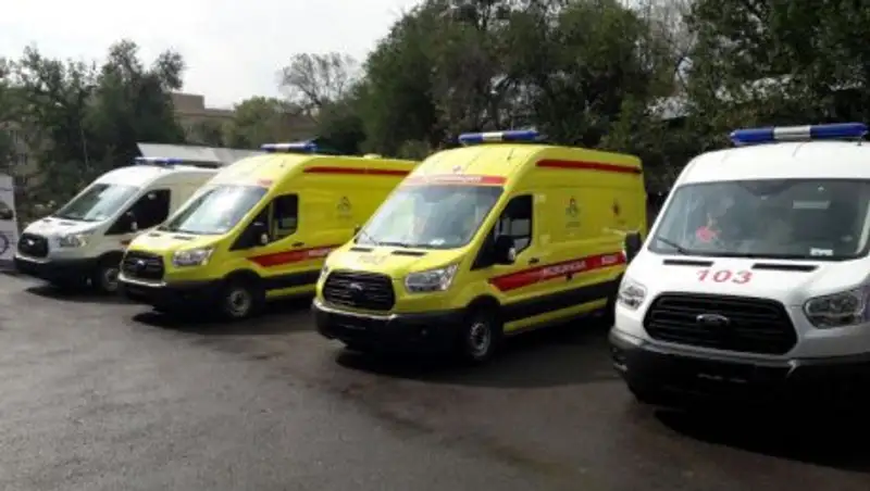 Ключи от 40 спецмашин вручил Байбек медикам Алматы