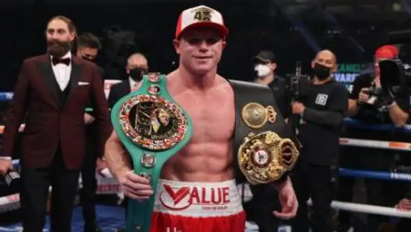 Альварес и Сондерс проведут объединительный бой за три титула
