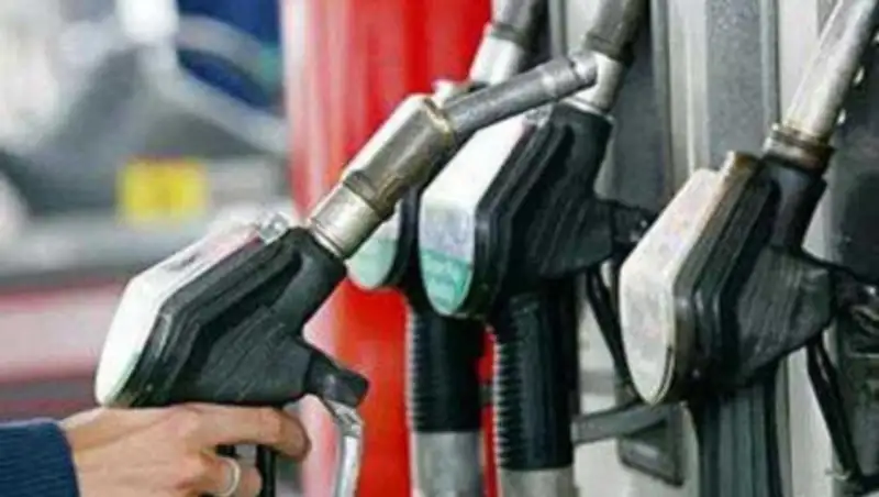 В Казахстане снизились цены на бензин