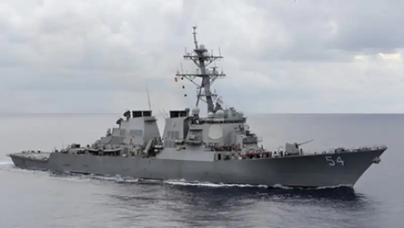 Китай резко отреагировал на появление в спорных водах американского эсминца