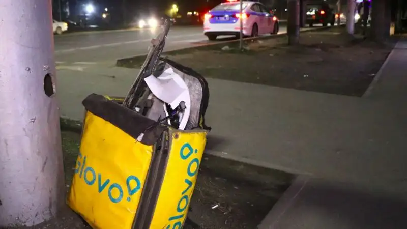 В Алматы водитель без прав сбил мопед и скрылся