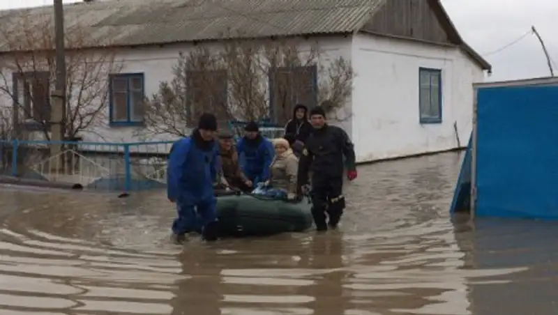 Спасатели продолжают эвакуировать людей из зон подтопления