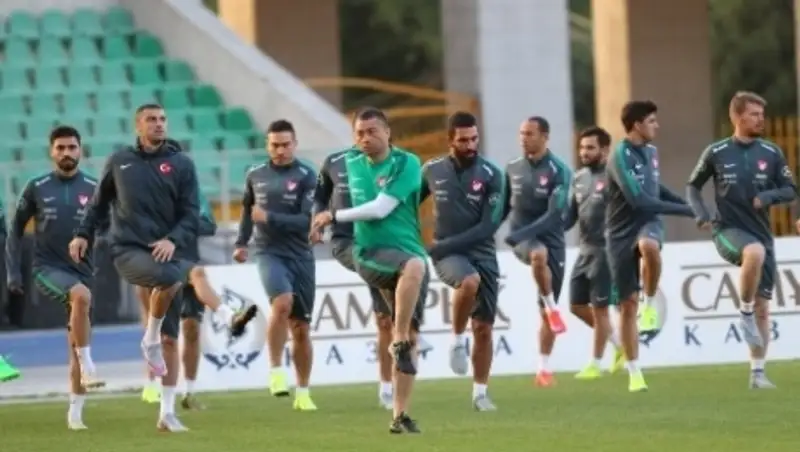 Турецкие футболисты ознакомились с полем алматинского стадиона