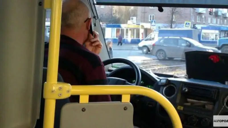 34 любителя болтать по телефону за рулем автобуса наказаны за сутки в Алматинской области