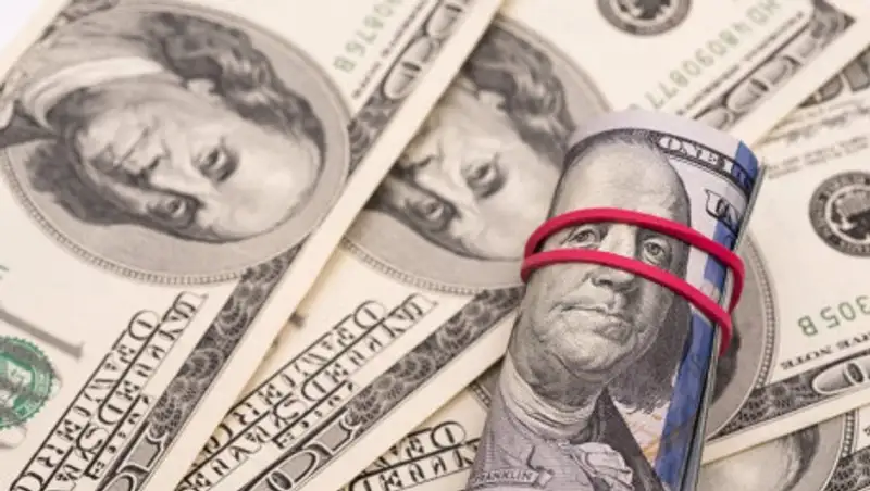 Тенге продолжает падать. Курс доллара вырос до 439 на торгах