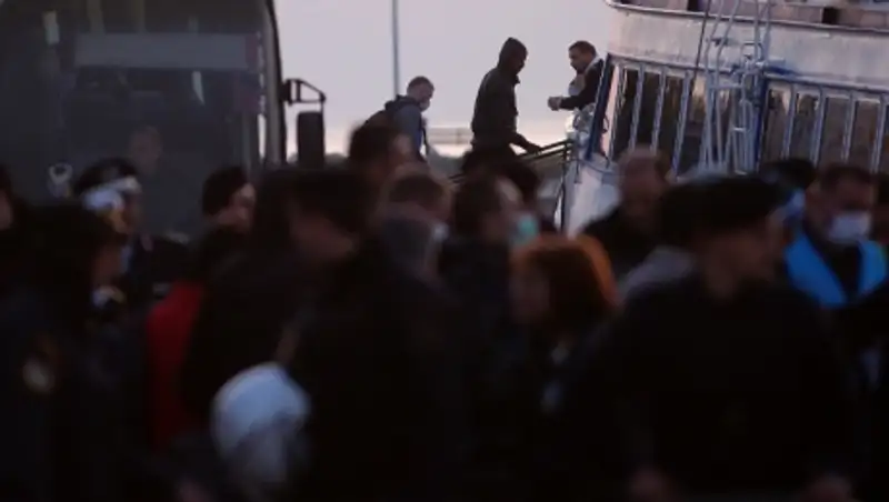 СМИ: первая группа мигрантов прибыла в Турцию в рамках соглашения с ЕС 