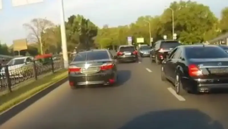 Кортеж из тонированных машин без номеров сняли в Алматы