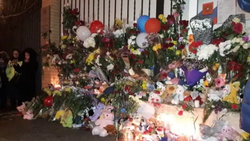 Казахстанцы несут цветы к российскому посольству