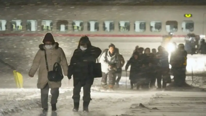 В Японии 300 пассажиров скоростного поезда замерзают в снежном плену