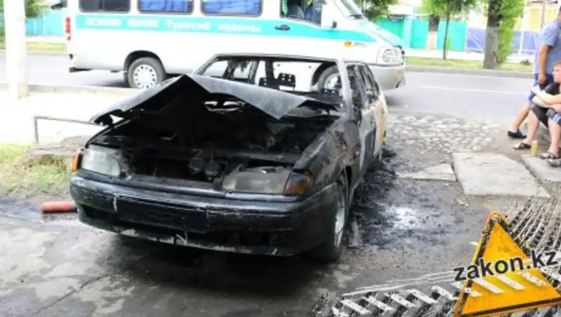 В Алматы сгорела машина, оставленная на ремонт