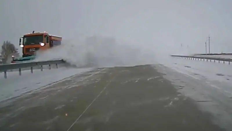 Видео со снегоуборщиком на трассе «Астана-Кокшетау» взорвало интернет