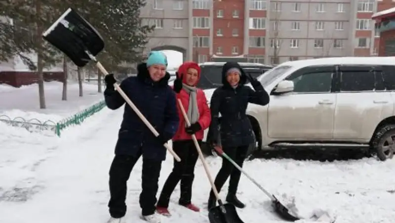 Астанчане помогают коммунальщикам в уборке снега