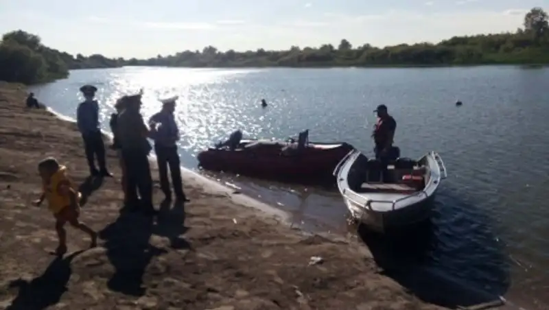 В ВКО семью с ребенком спасли из тонущей лодки в Ишиме