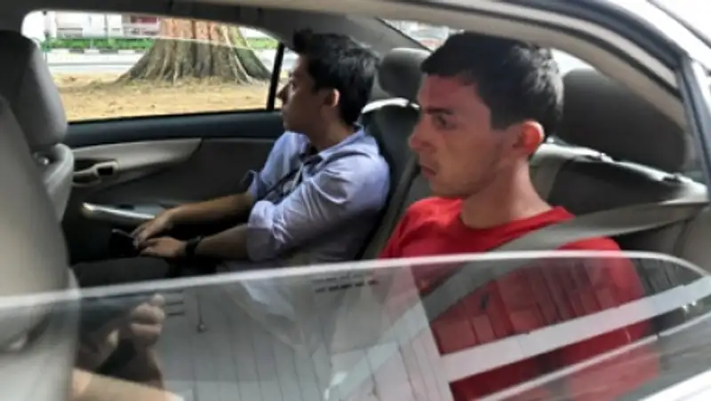 В Сингапуре двух немцев побьют палками за вандализм