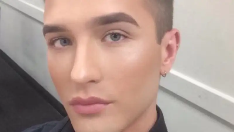 В Британии мужчина пожаловался, что ему не разрешают носить макияж на работе