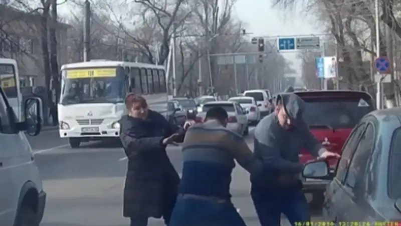 Драка на дороге в Алматы: пострадавший не имеет претензий к обидчику