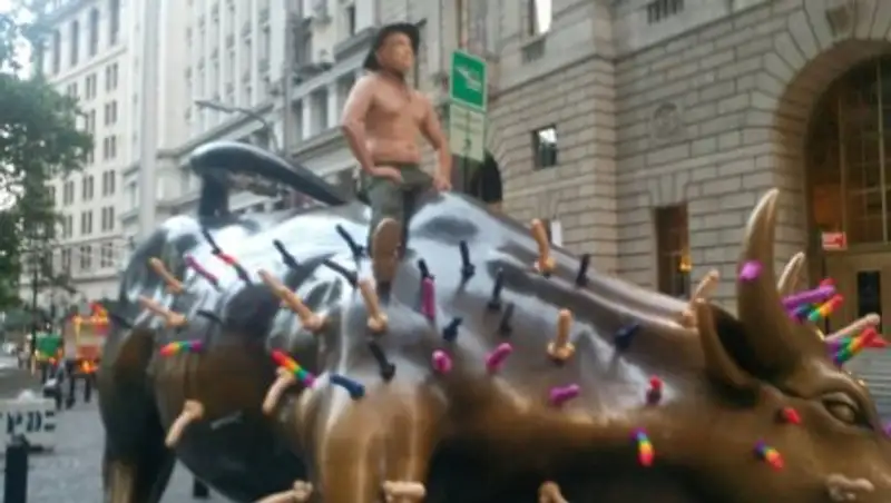 На быка с Уолл-стрит посадили «Путина» в окружении цветных фаллосов