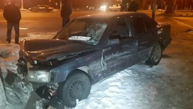 Пешеход пострадал при столкновении двух автомобилей в Алматы