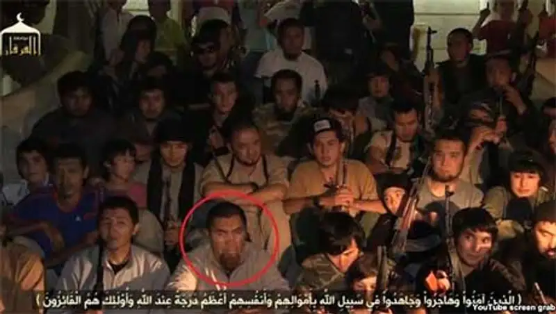 Скриншот видео о «казахах, уехавших на джихад в Сирию». Красным кругом выделен Максат Аймаханов.