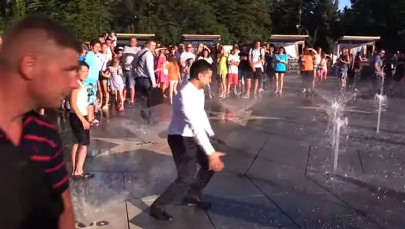 Зеленский пробежал через фонтан под возгласы толпы