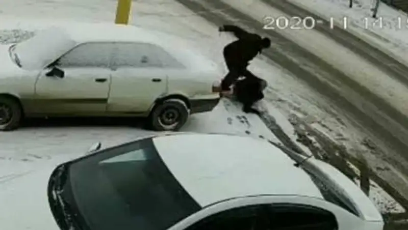 Покушение на убийство: Костанайку изрезали ножом на глазах у людей