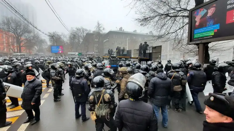 Силовики установили ограждение перед протестующими в Алматы , фото - Новости Zakon.kz от 04.01.2023 14:29