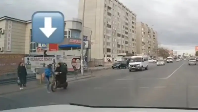 Самосуд устроили над мотоциклистом, пытавшимся скрыться после наезда на девушку