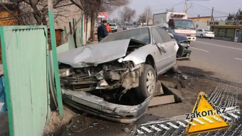 В Алматы водитель BMW протаранил припаркованные автомобили