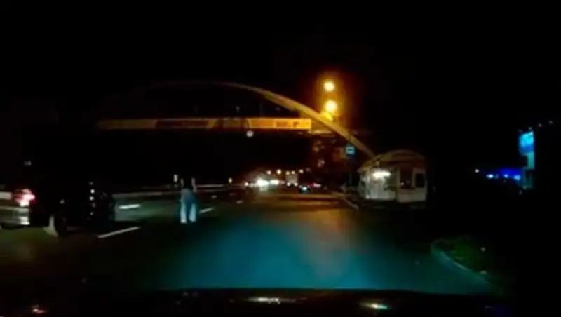 В Алматы женщина спрыгнула с моста развязки на дорогу