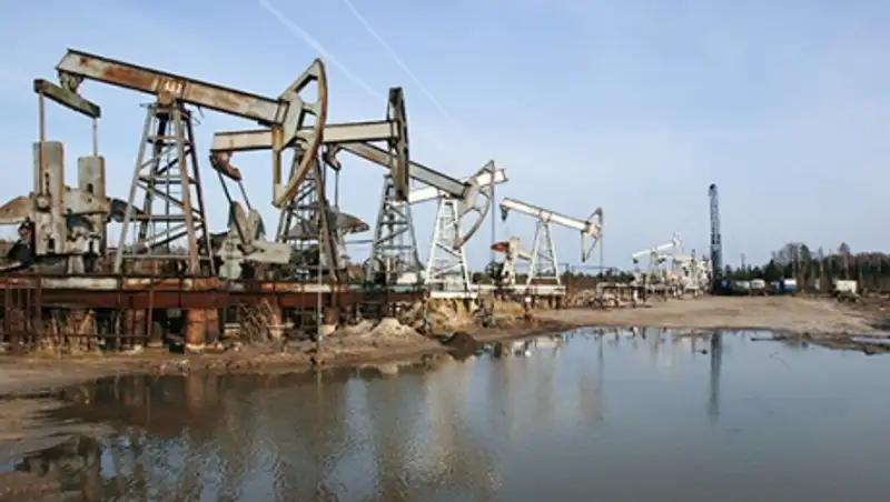 Число ставок на рост нефти упало вопреки соглашению России и стран ОПЕК