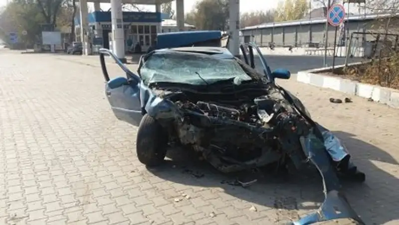 В Алматы Nissan выехал на встречную полосу и устроил ДТП