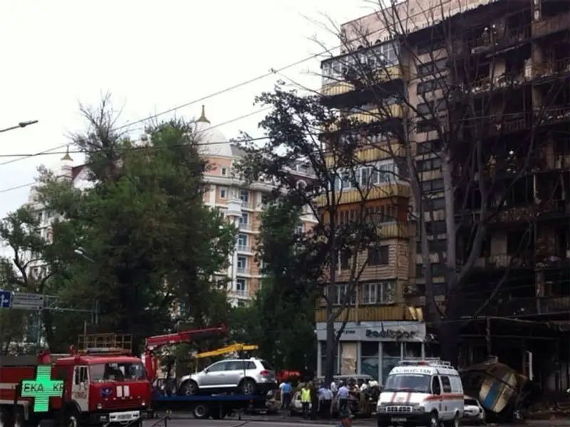 Сильный пожар в центре Алматы: перевернулся и взорвался бензовоз (фото)